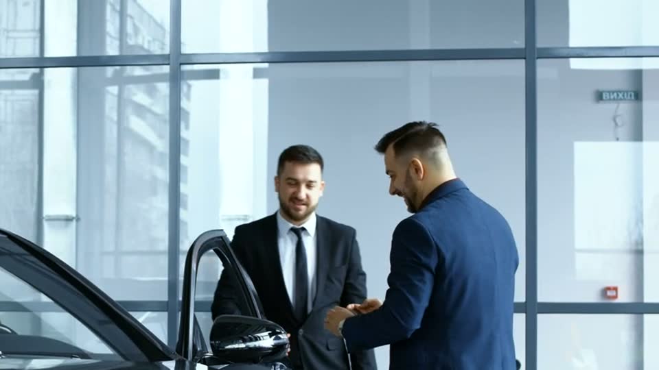 Entrega de llave de un auto