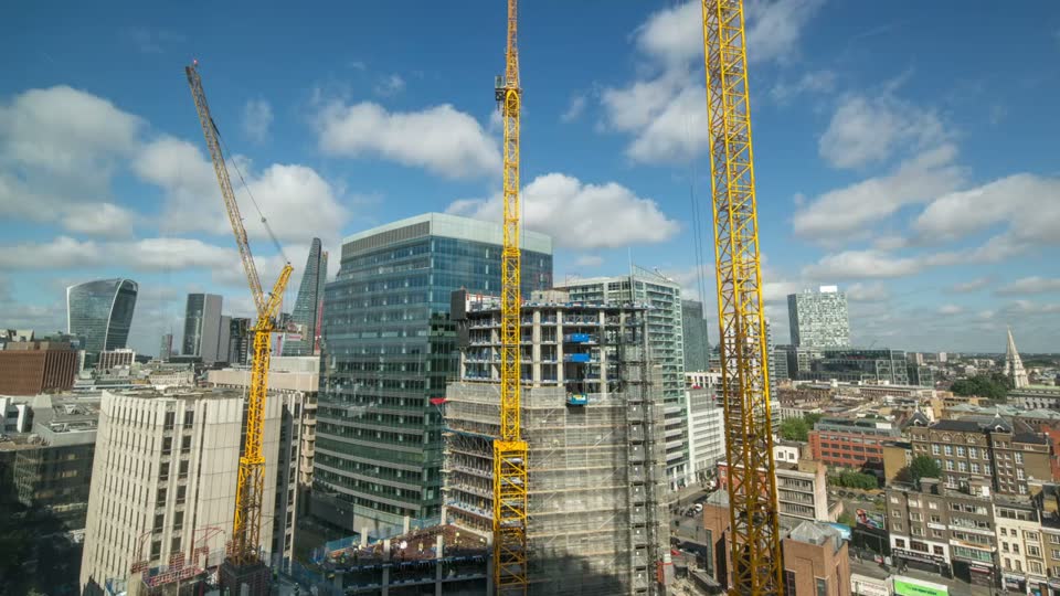 Obra en construcción con grúas